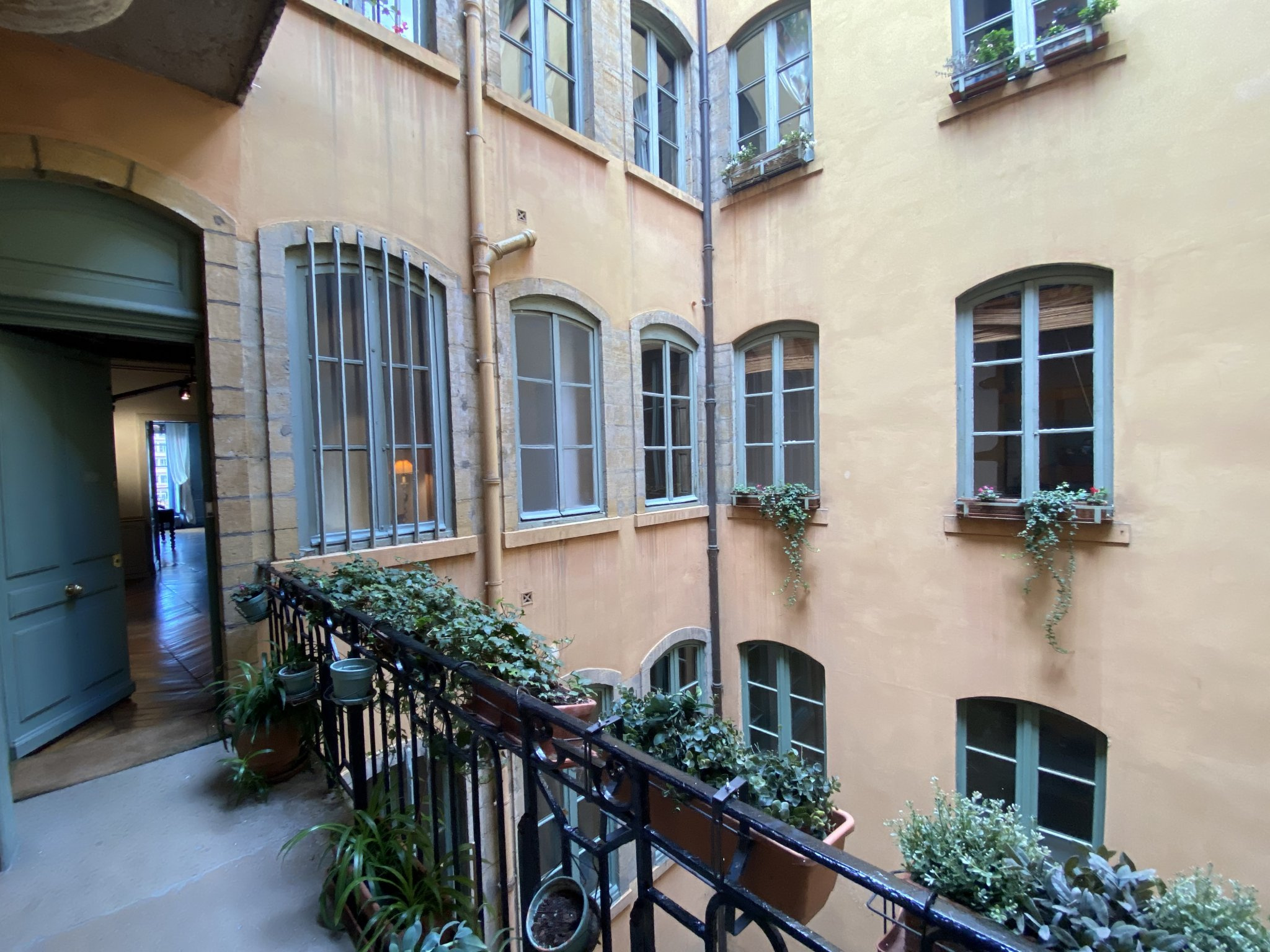 Location Location LYON 69001 Appartement ancien atypique en excellent
